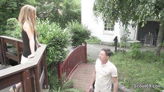 Blondine auf der Gartenbühne bekommt tiefen und harten Sex