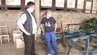 Dicker Landwirt fickt die junge Helferin auf dem Traktor