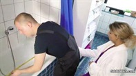 Wasserleck im Bad führt zu hartem Fick mit der blonden Hausfrau.